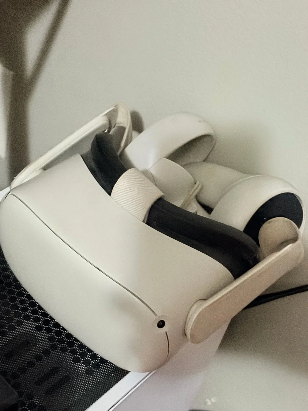 Meta Quest 1 White VR Headset with Black Facepad
